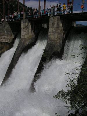 ГЭС на реке Катунь в с. Чемал