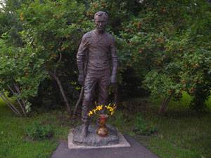 Памятник В.М. Шукшину во дворе его школы